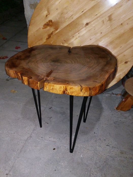 Масичка от дърво с железни крака