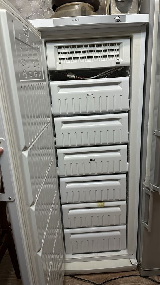 Продам морозильную камеру Indesit