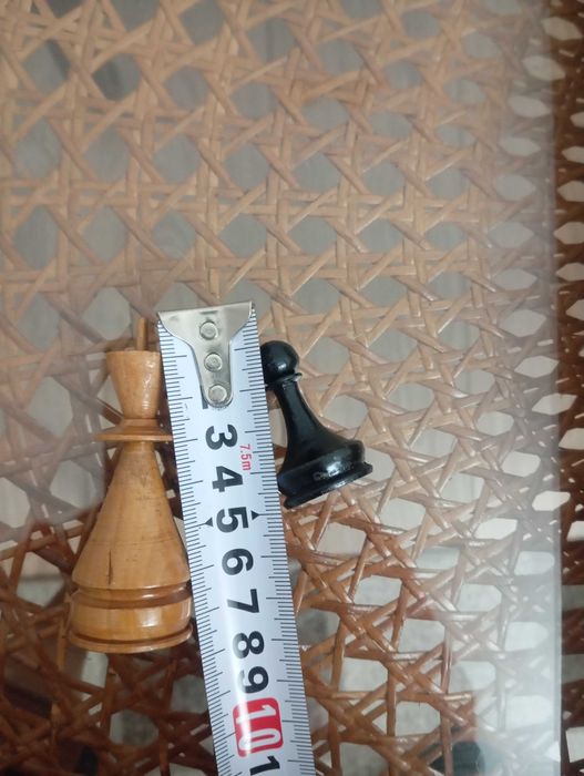 Шах с дървени фигури