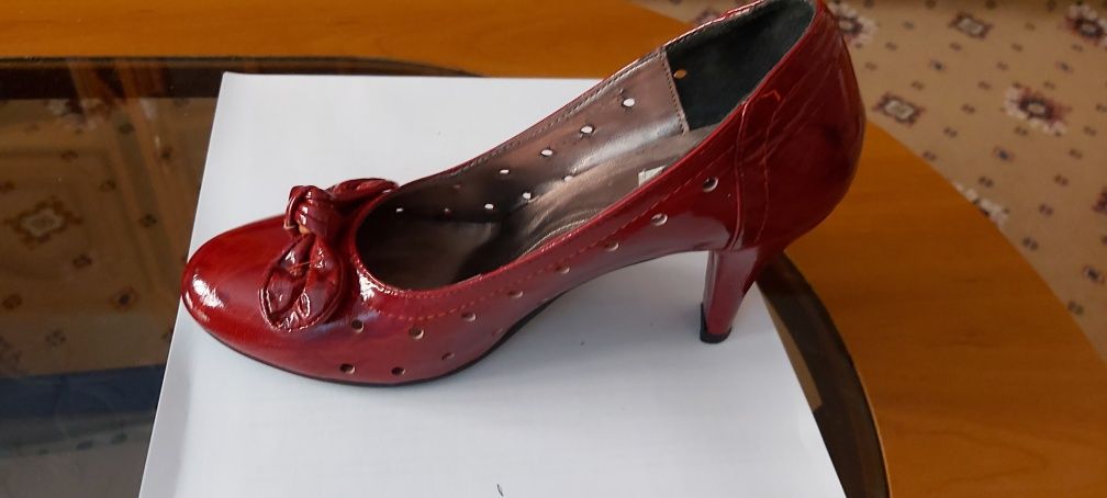 Pantofi roșii din piele Elegance Collection