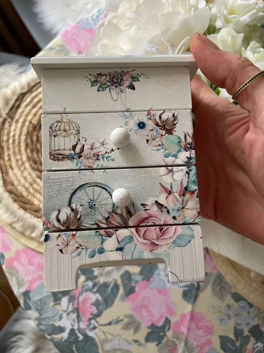 Cutiuță bijuterii și clama