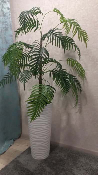 Продам искусственное дерево Пальму в кашпо.