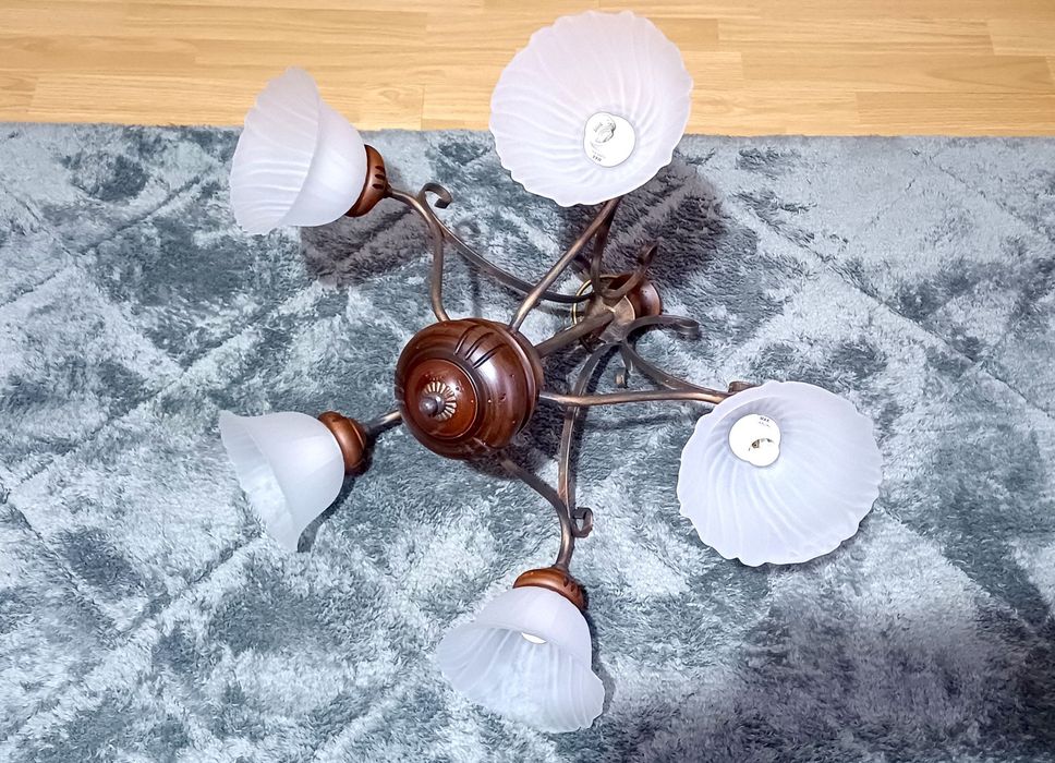 Lustra Clasica Vintage din Lemn si Fier, 5 becuri, stare foarte buna.