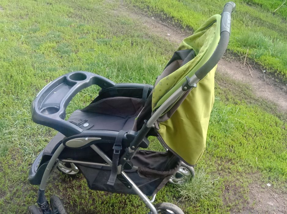 Продам коляску и детский столик