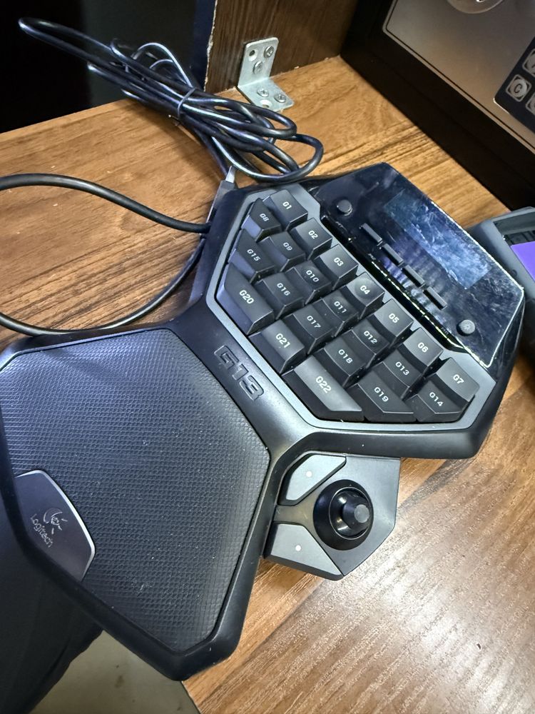 Logitech G13 - Игровая панель для геймеров с 25 программируемыми кнопк