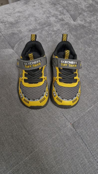 Adidasi Skechers 
Purtati 1 sezon.
Urme de uzura moderata, d