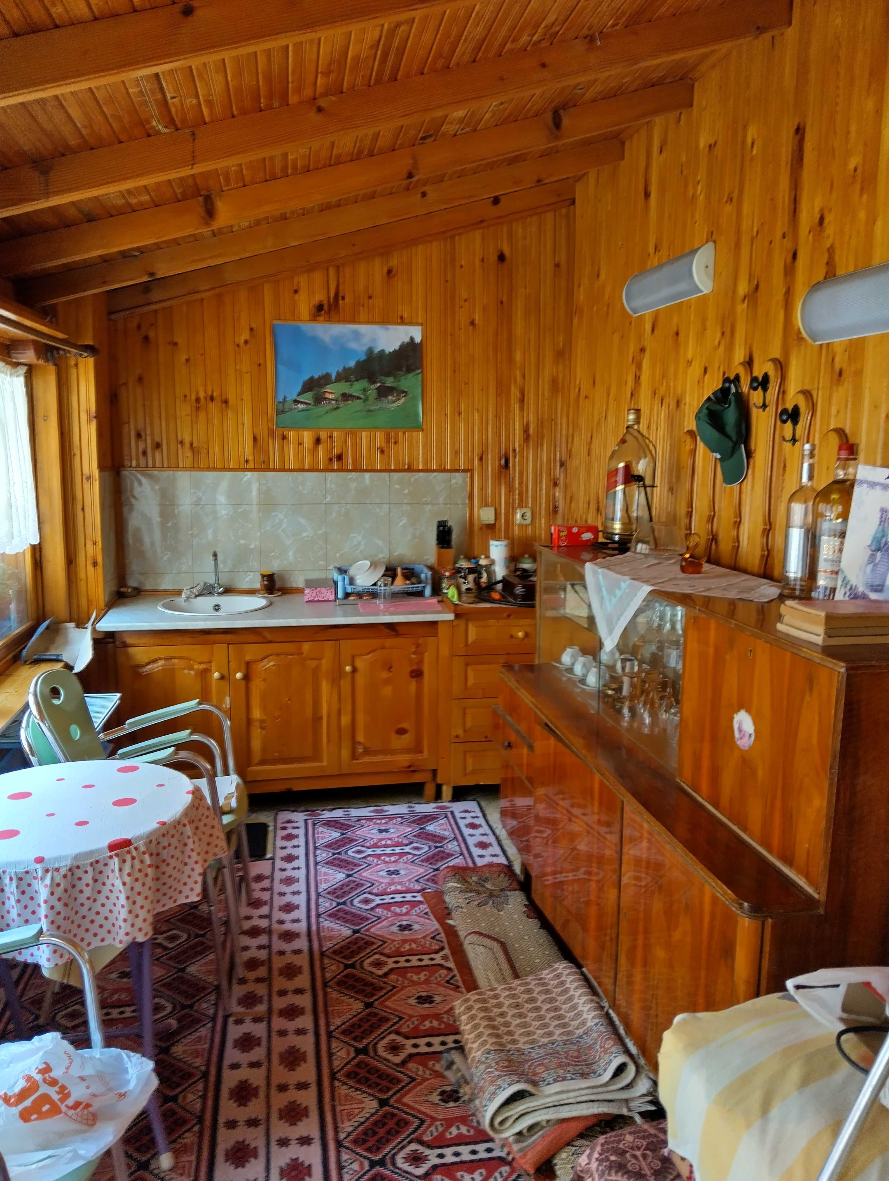 Продава къща в широк център