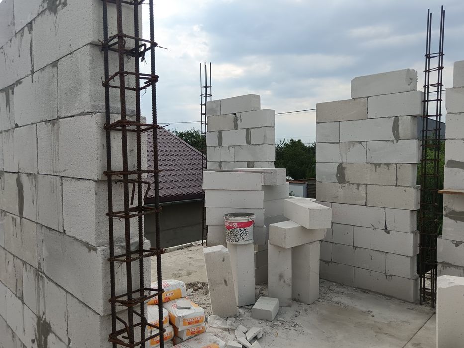 Construim case la rosu si cheie cu materiale