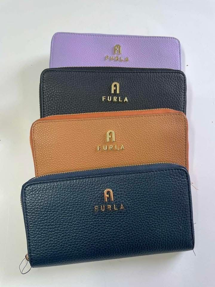 Последен модел Furla Camelia портмонета в 2 размера. Нови,с етикети!