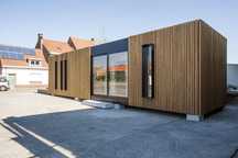 Container modular cu riflaje de lemn si vitrina de sticla