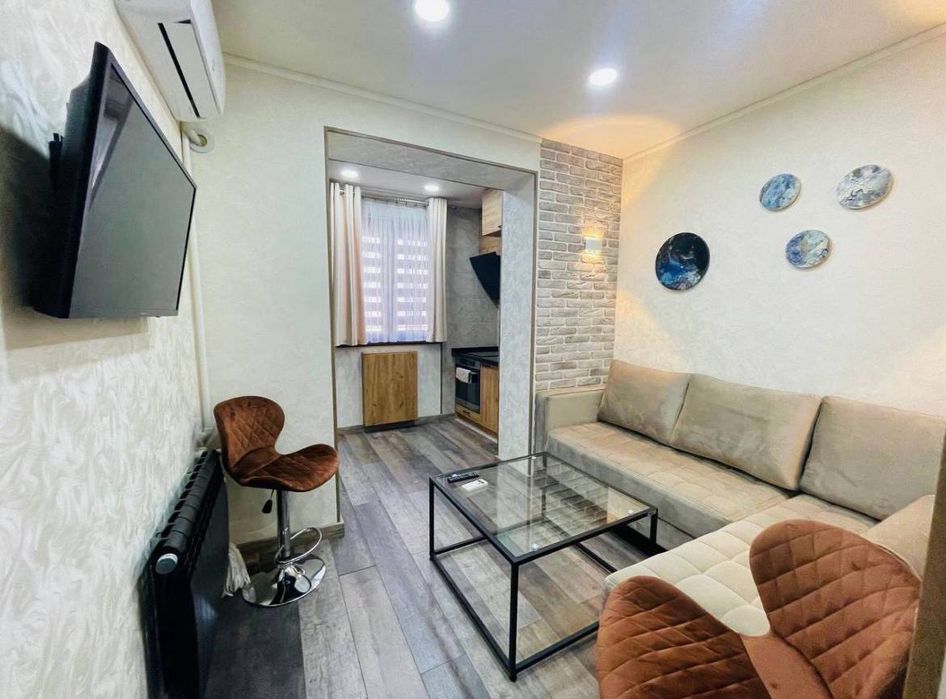 2/5/12 Паркентский,напротив Базара,48 м2,с ремонтом чистая,с мебелью