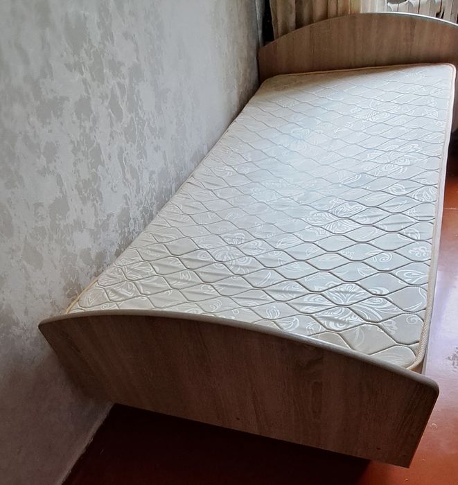 Продам кровать район пл.Ушанова