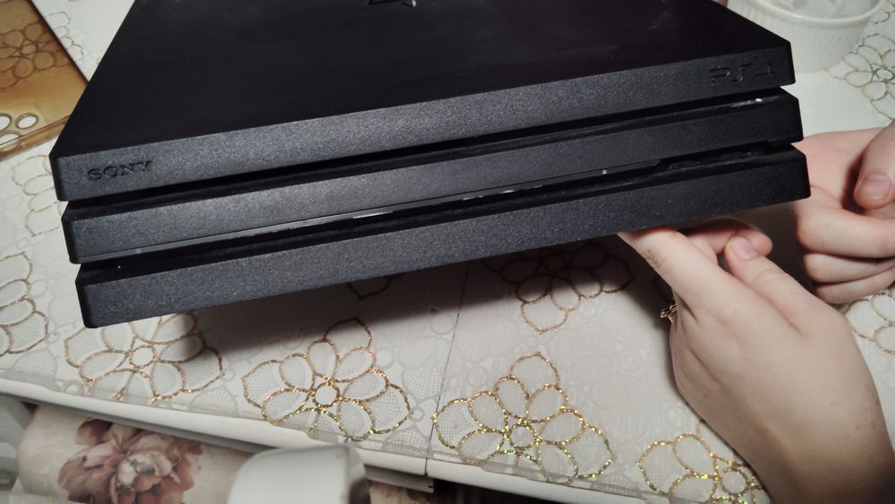 Vând/schimb PS4 cu doua manete +doua jocuri și cablurile necesare