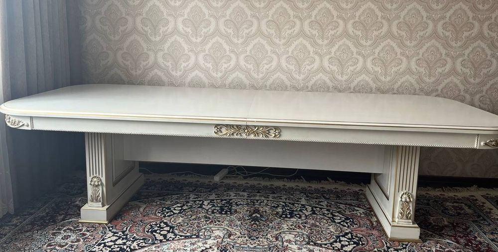 Mehmonxona, ofislar uchun moljallangan stol