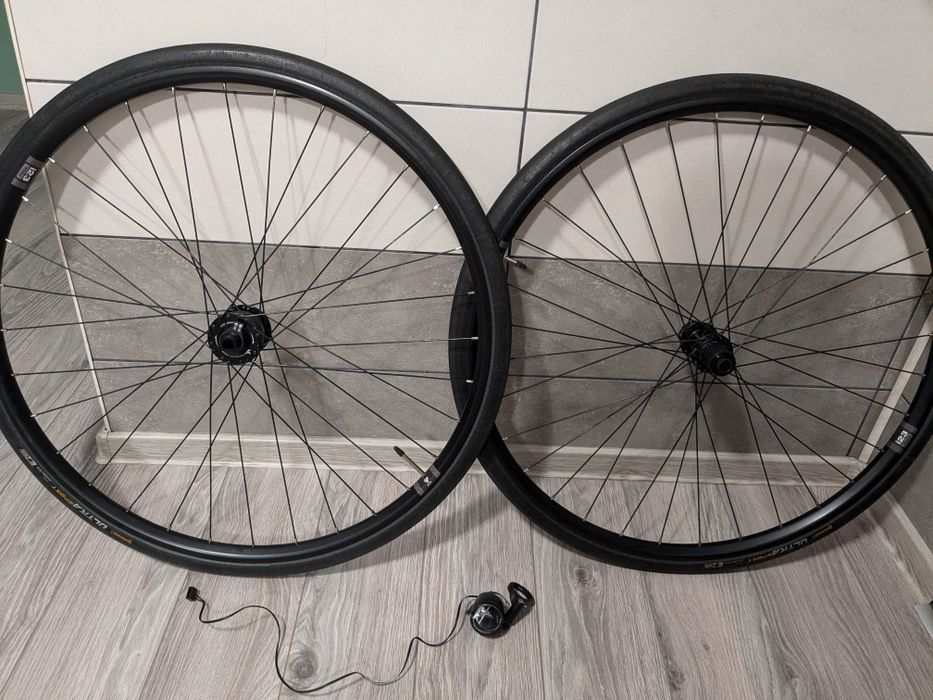 Roti cursiera/gravel 28 cu dinamo in butuc +far led