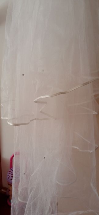 Voal alb cu pietricele