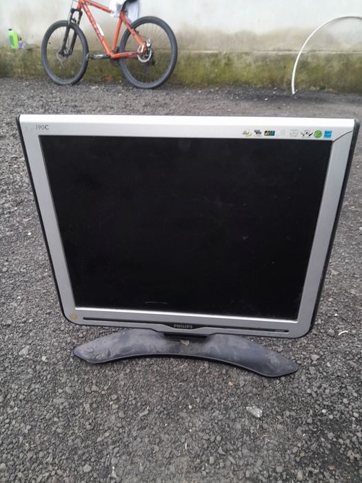 De vânzare calculator și monitor