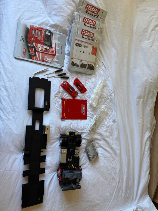 Ferrari Transporter 1:18 - Комплект F1 2007 Влекач + 2х F1 Болидa