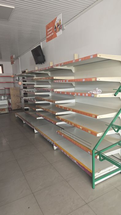 Rafturi de magazin