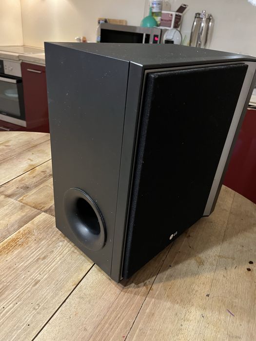 Система за домашно кино LG от 5 тонколони, субуфер и DVD receiver