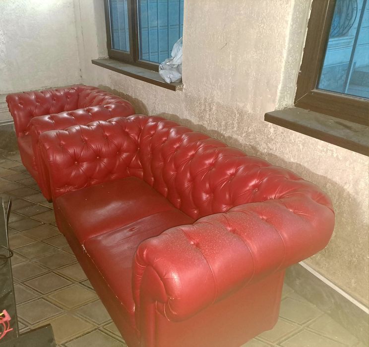 Диван с креслом кожаный.