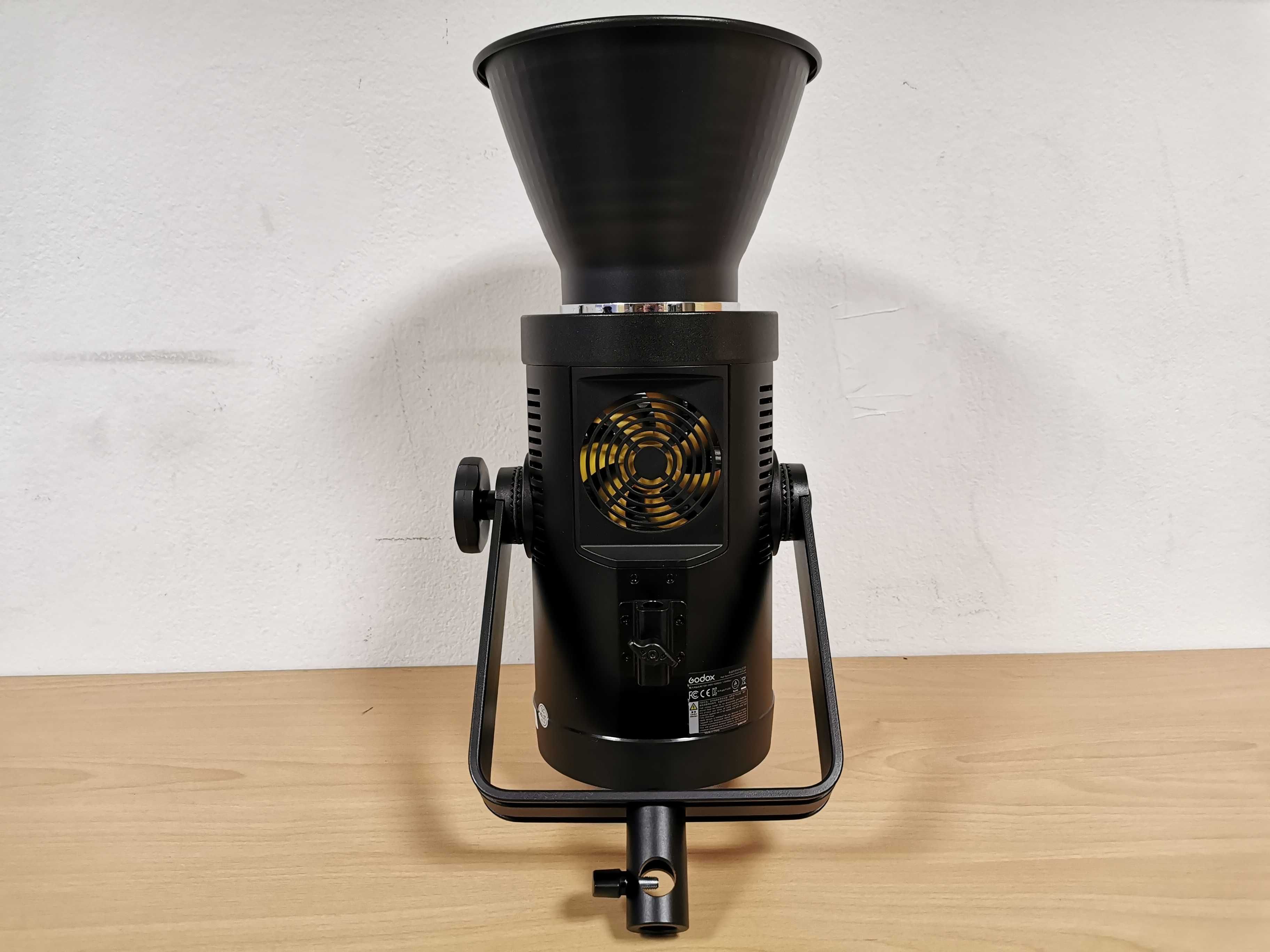Хибридно LED осветление Godox FV150