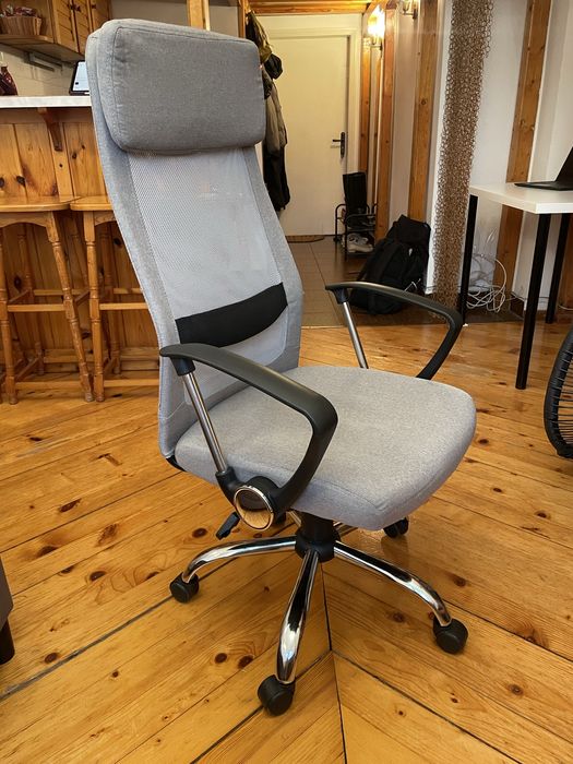 Сив въртящ се ергономичен стол за офис