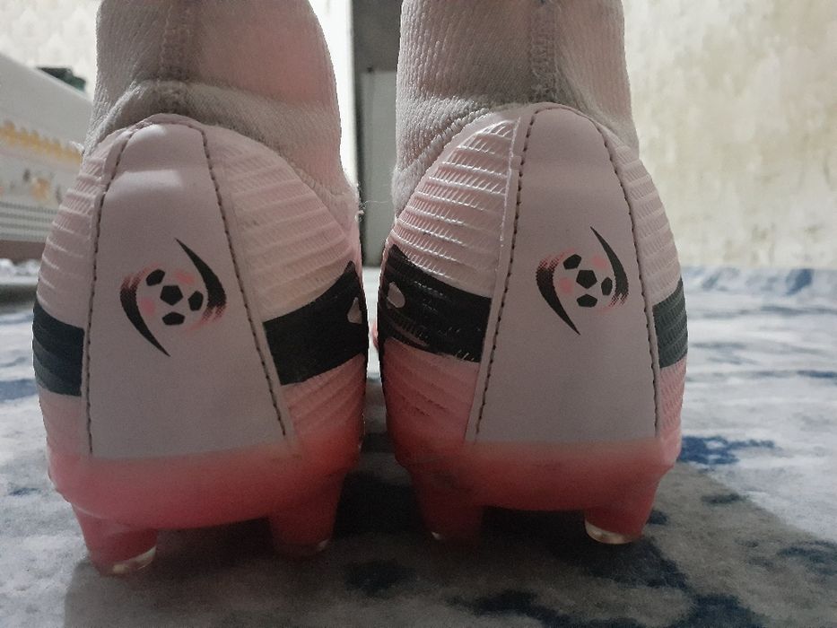 Nike butsi tezaz yaxshi  Navoiy shahri  kelishamiz tel qiling gaplasha