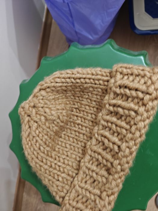 Бежово /светло кафява плетена шапка