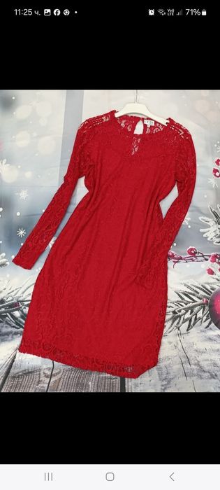 Червена дантелена рокля