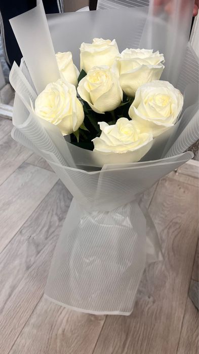 Розы свежие белые