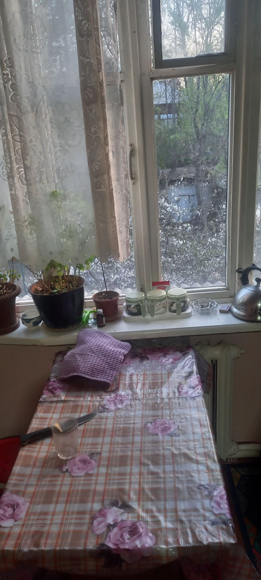 Продаётся  трех комнатная квартира на втором этаже  двух этажного кирп