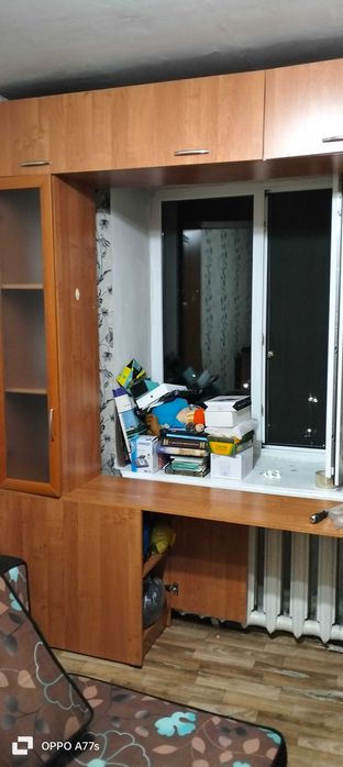 Шкаф для книг и других принадлежностей  вокруг окна