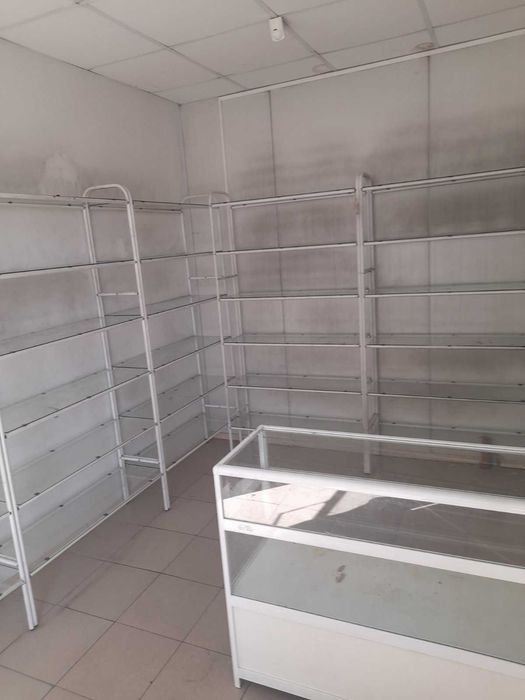 Продавам търговски стелажи и витрина.