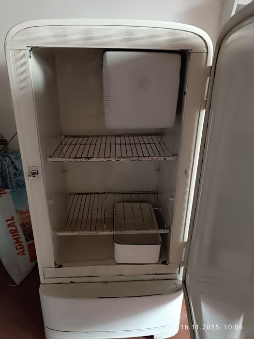 Холодильник сотилади