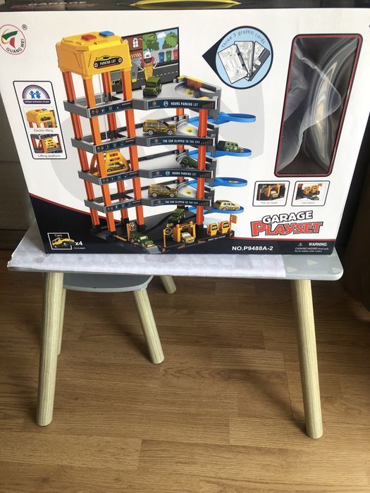 детски паркинг- писта с 4 коли и асансьор