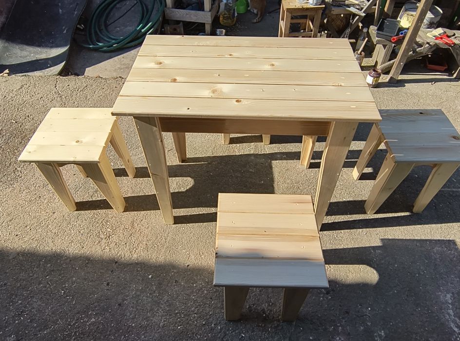 Masa și scaune din lemn de brad