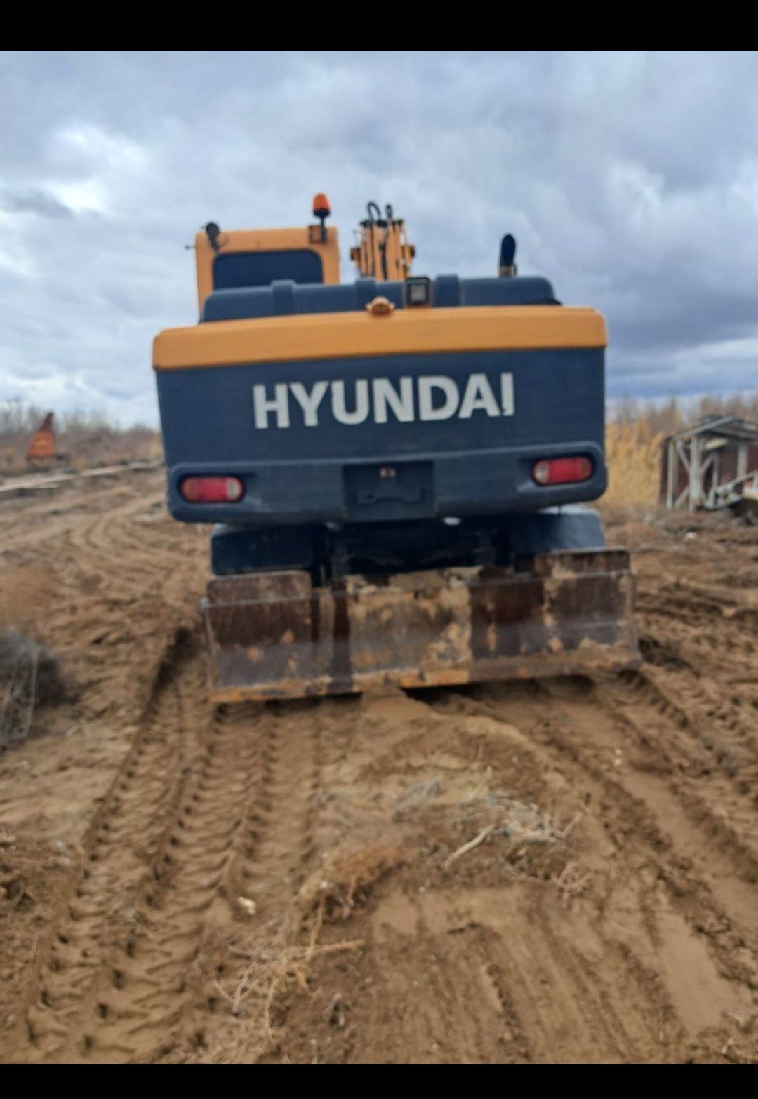 Hyundai  140 sotiladi narhi kelishiladi