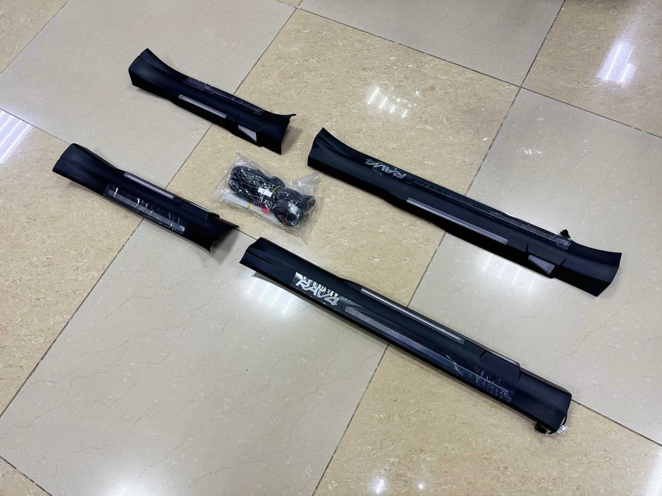 Накладки с подсветкой на пороги Toyota RAV4 (2014-)