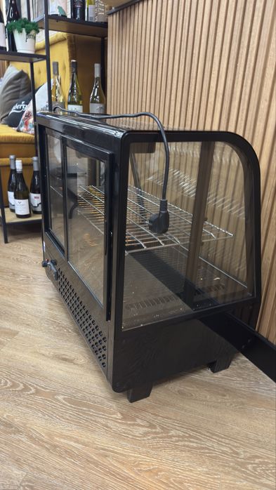 Хладилна витрина сладкарска