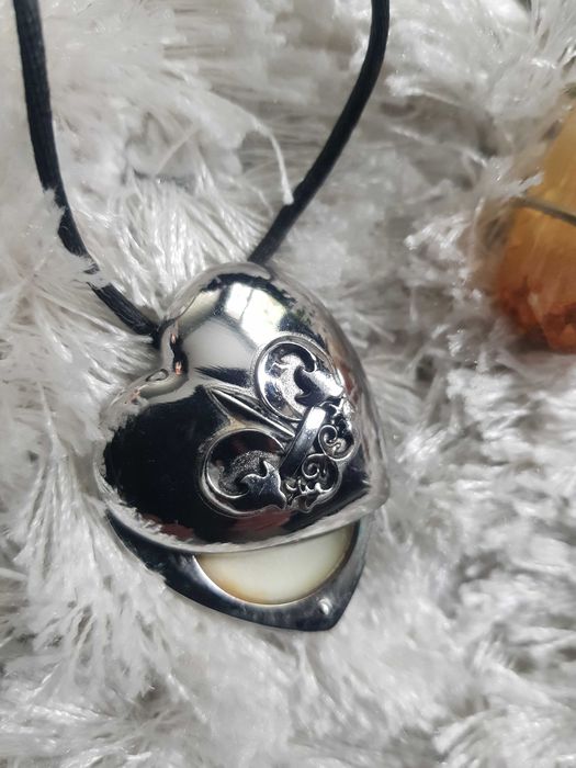 Продавам сребърни медальони  с естествени камъни