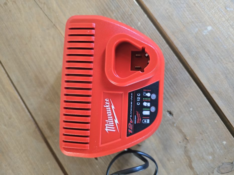 Incarcator Milwaukee 12v
