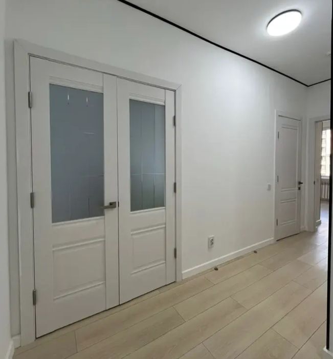 Межкомнатные белые двойные двери