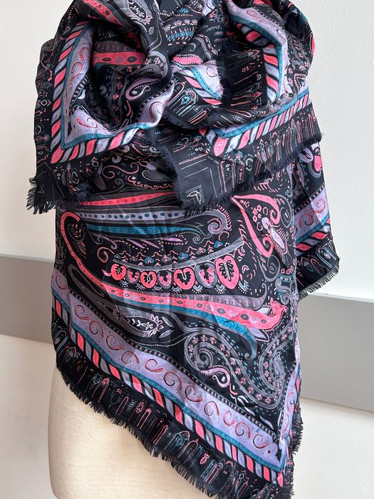 Разкошен голям нежен шал в розово лилави нюанси