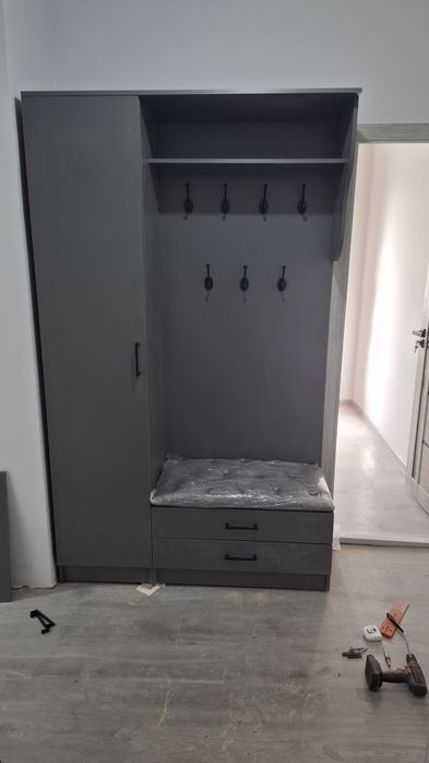 Мебельщик, плотник, сборка и разборка мебели, изготовление мебели.