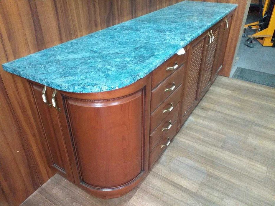 Bucatarie lemn masiv culoarea nucului