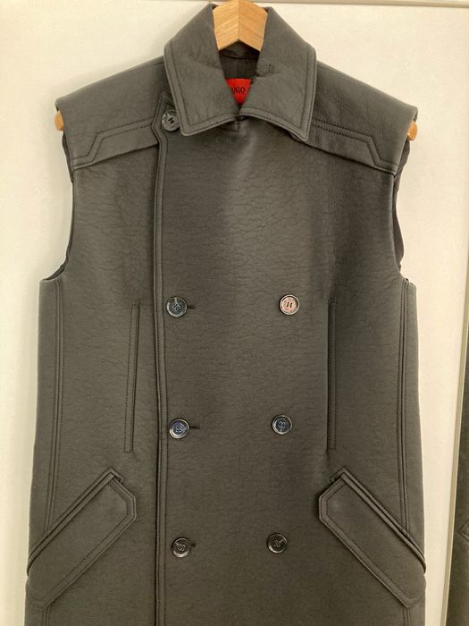 Palton barbatesc fara maneci Hugo Boss cu urme de utilizare