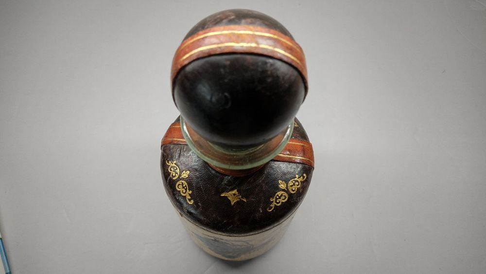 Винтидж стъклена гарафа, декорирана с кожа. Декор грозде и злато