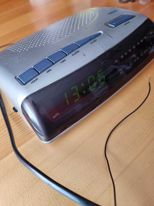 RADIO cu CEAS si alarma - la priza sau pe baterii acumulatori