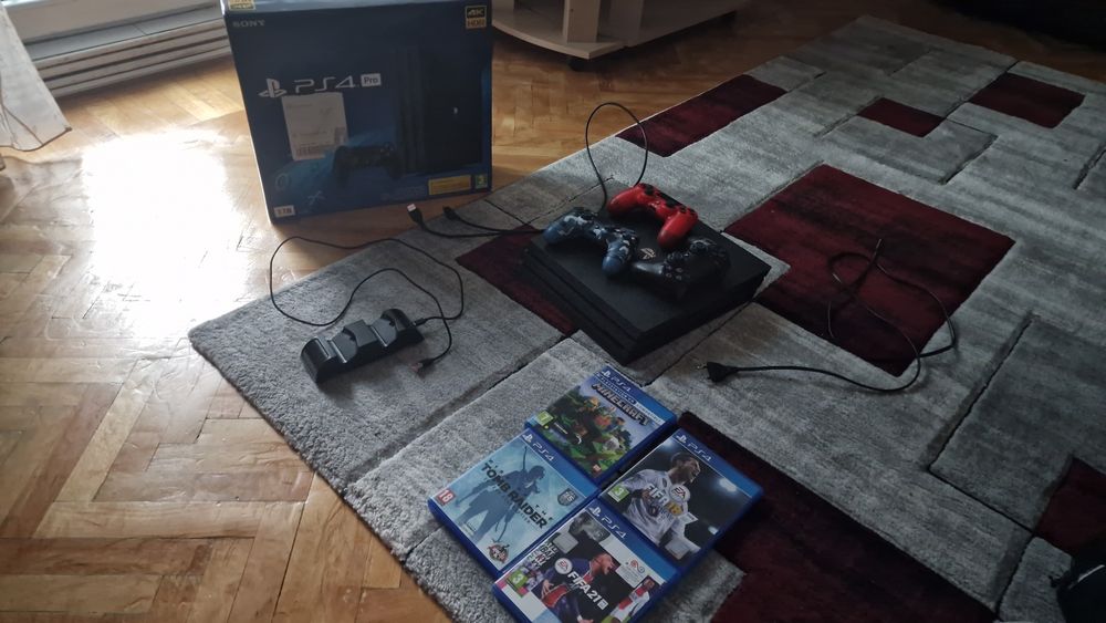 Ps 4 pro 1 TB, 2 controlere si 4 jocuri